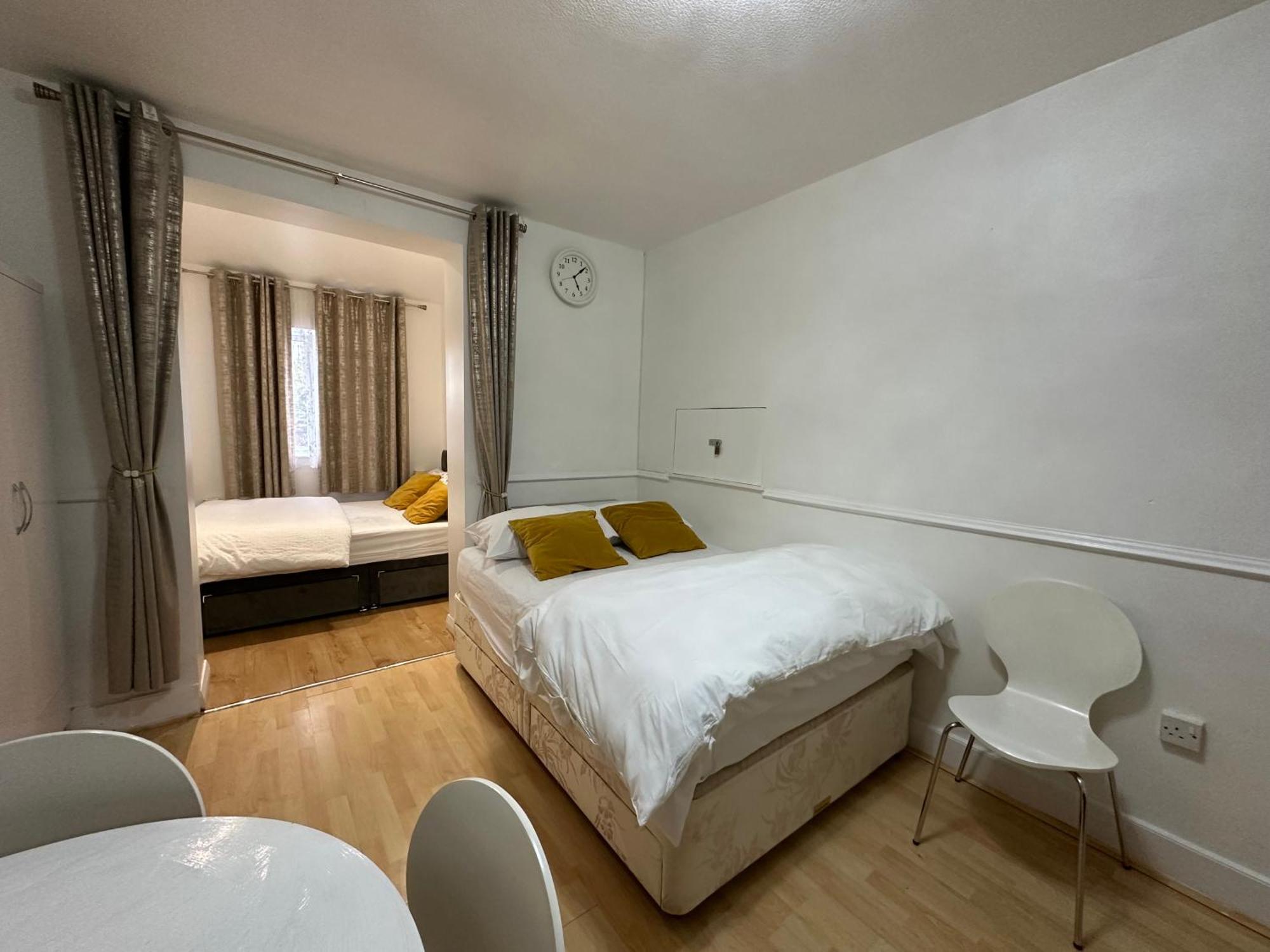 3Rd Studio Flat With Private Toilet And Bathroom Setup For Family Enjoyment 134 Keedonwood Road Bromley Bagian luar foto