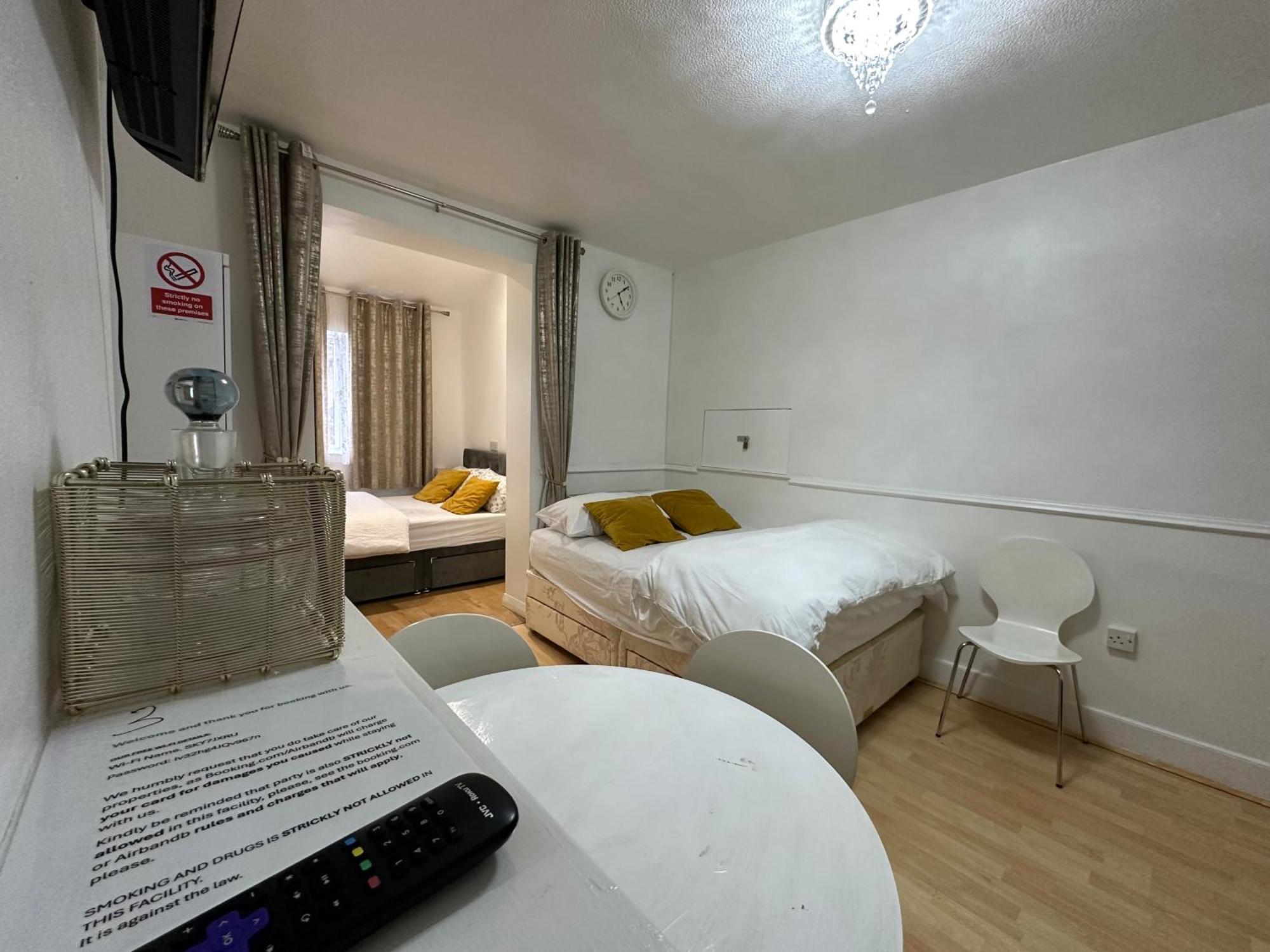 3Rd Studio Flat With Private Toilet And Bathroom Setup For Family Enjoyment 134 Keedonwood Road Bromley Bagian luar foto