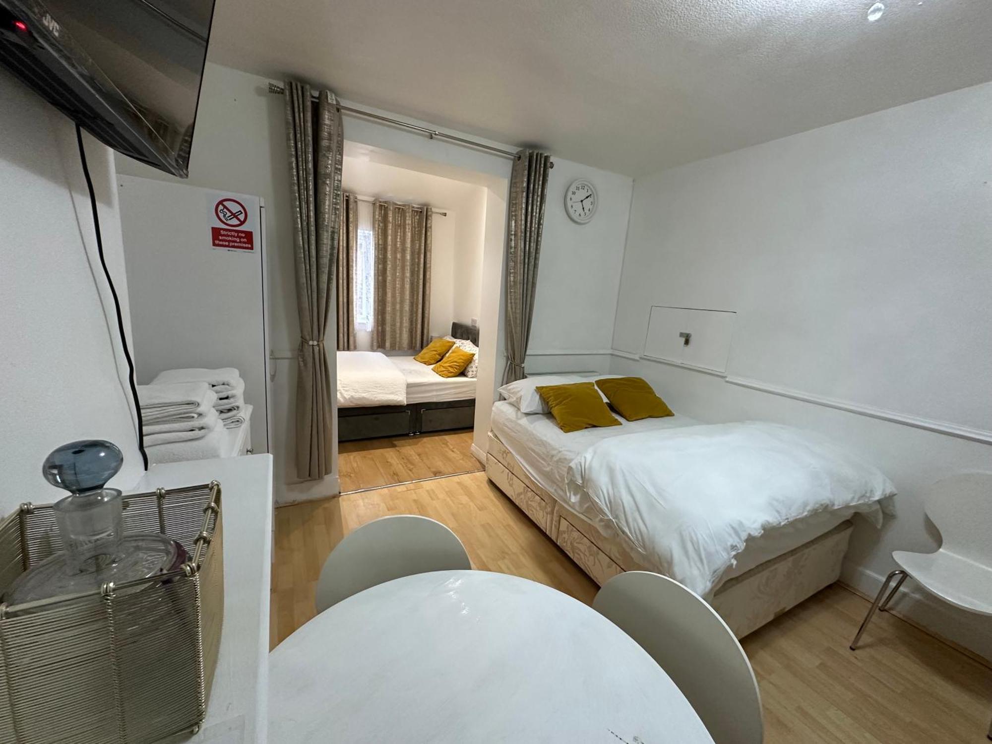 3Rd Studio Flat With Private Toilet And Bathroom Setup For Family Enjoyment 134 Keedonwood Road Bromley Bagian luar foto
