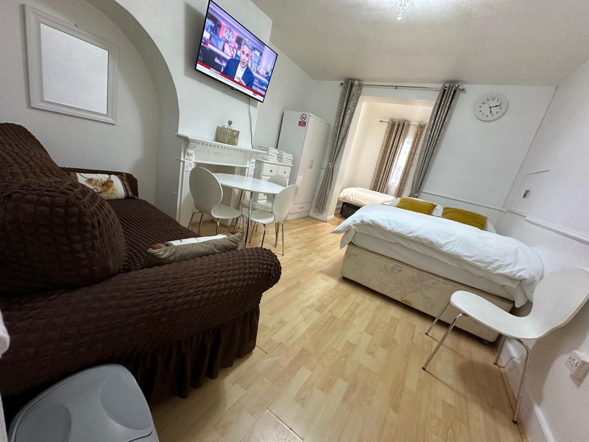 3Rd Studio Flat With Private Toilet And Bathroom Setup For Family Enjoyment 134 Keedonwood Road Bromley Bagian luar foto
