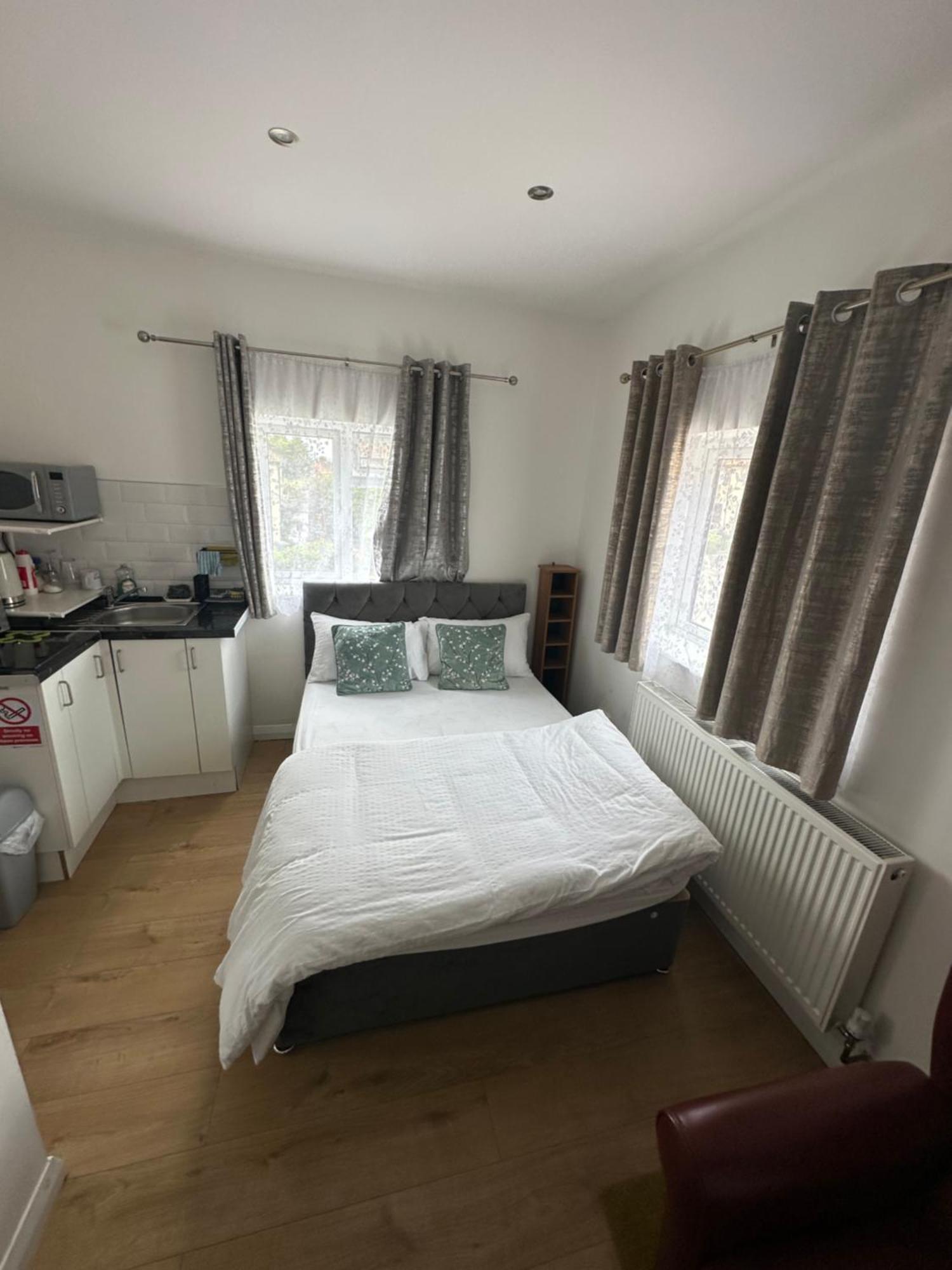 3Rd Studio Flat With Private Toilet And Bathroom Setup For Family Enjoyment 134 Keedonwood Road Bromley Bagian luar foto