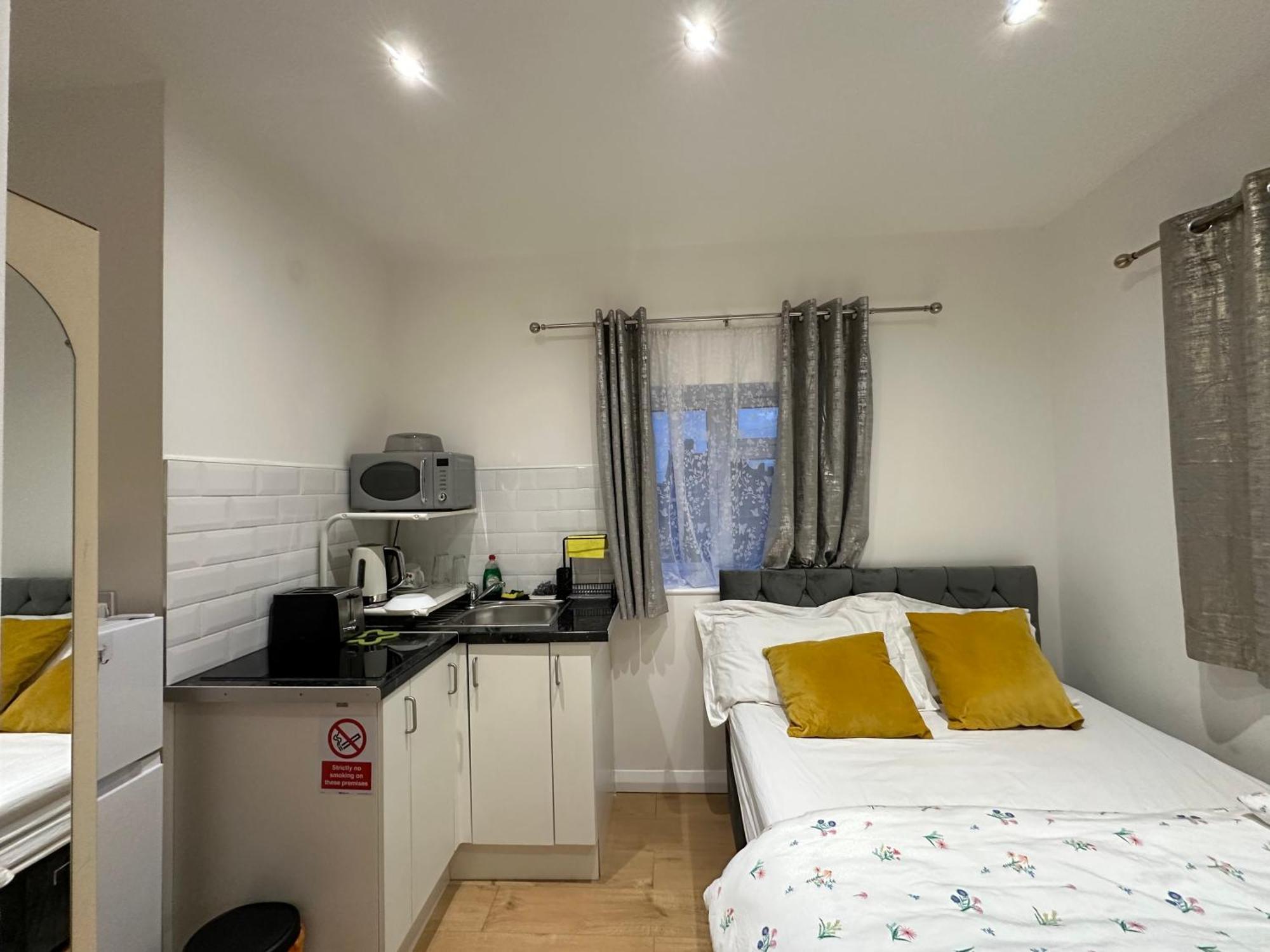 3Rd Studio Flat With Private Toilet And Bathroom Setup For Family Enjoyment 134 Keedonwood Road Bromley Bagian luar foto