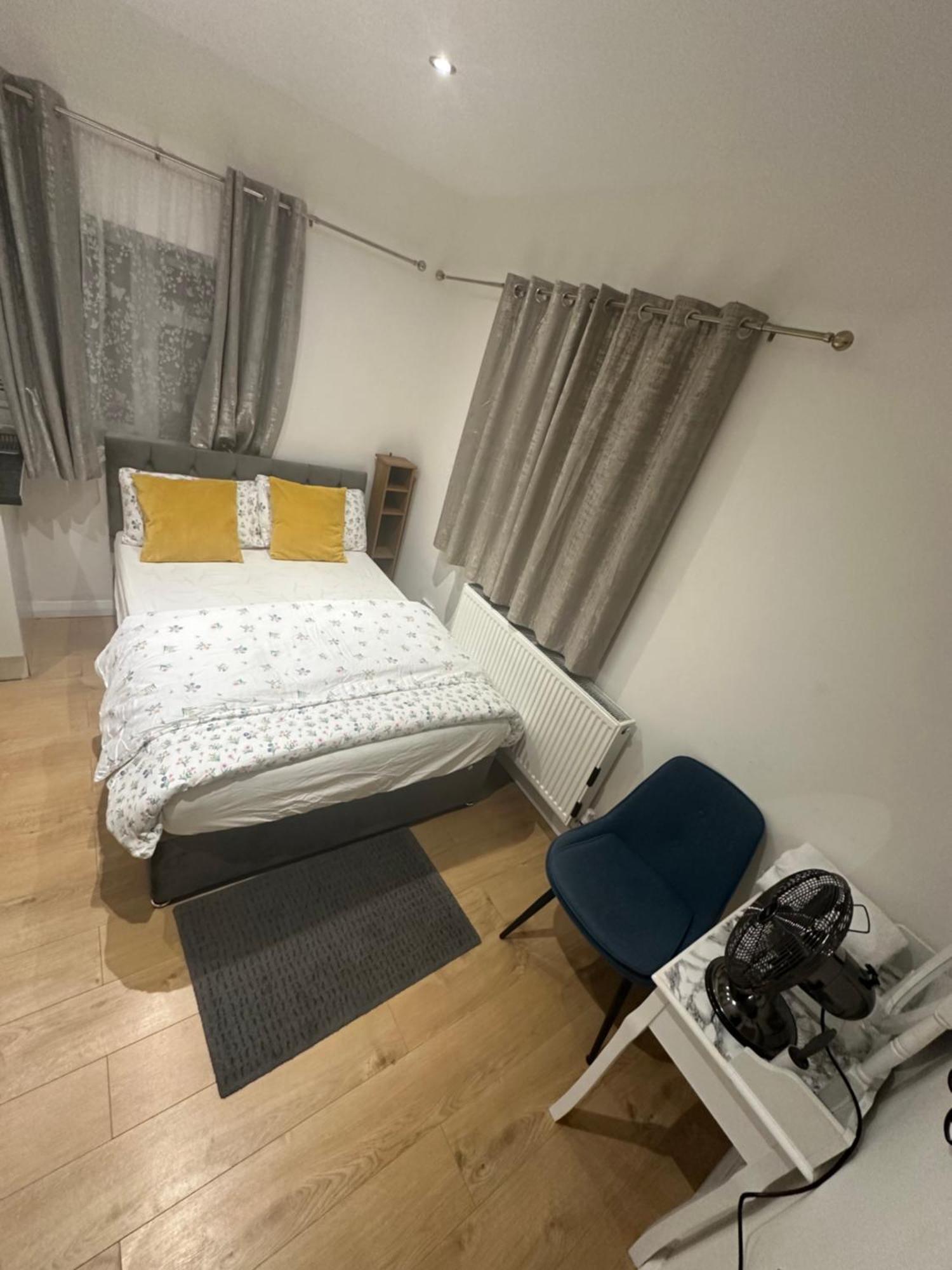 3Rd Studio Flat With Private Toilet And Bathroom Setup For Family Enjoyment 134 Keedonwood Road Bromley Bagian luar foto