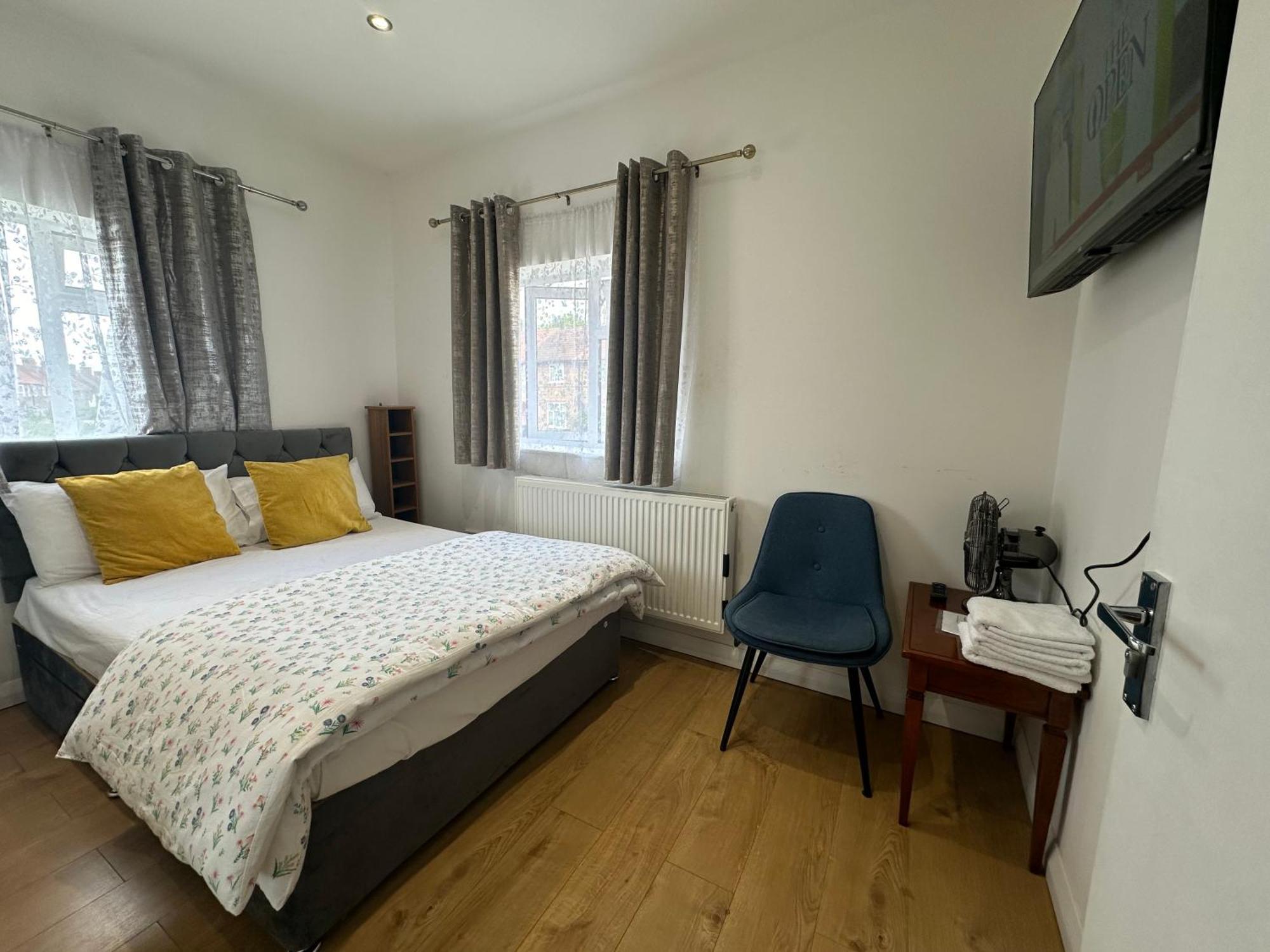 3Rd Studio Flat With Private Toilet And Bathroom Setup For Family Enjoyment 134 Keedonwood Road Bromley Bagian luar foto