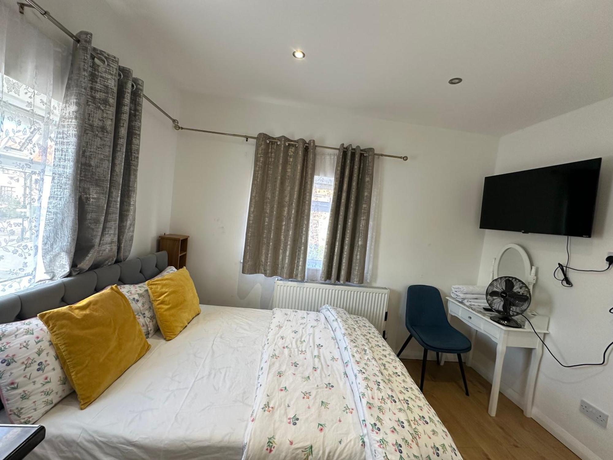 3Rd Studio Flat With Private Toilet And Bathroom Setup For Family Enjoyment 134 Keedonwood Road Bromley Bagian luar foto