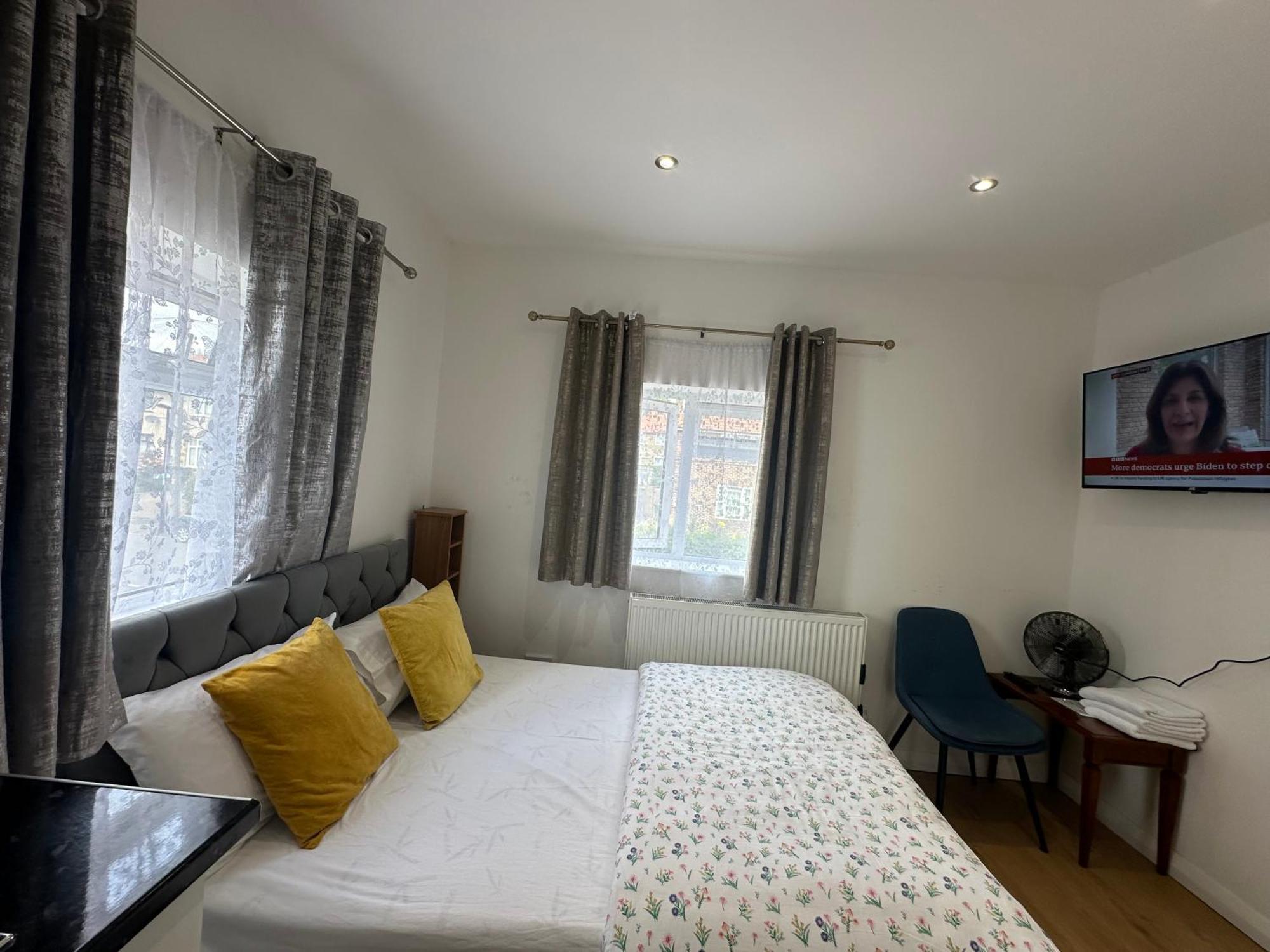 3Rd Studio Flat With Private Toilet And Bathroom Setup For Family Enjoyment 134 Keedonwood Road Bromley Bagian luar foto
