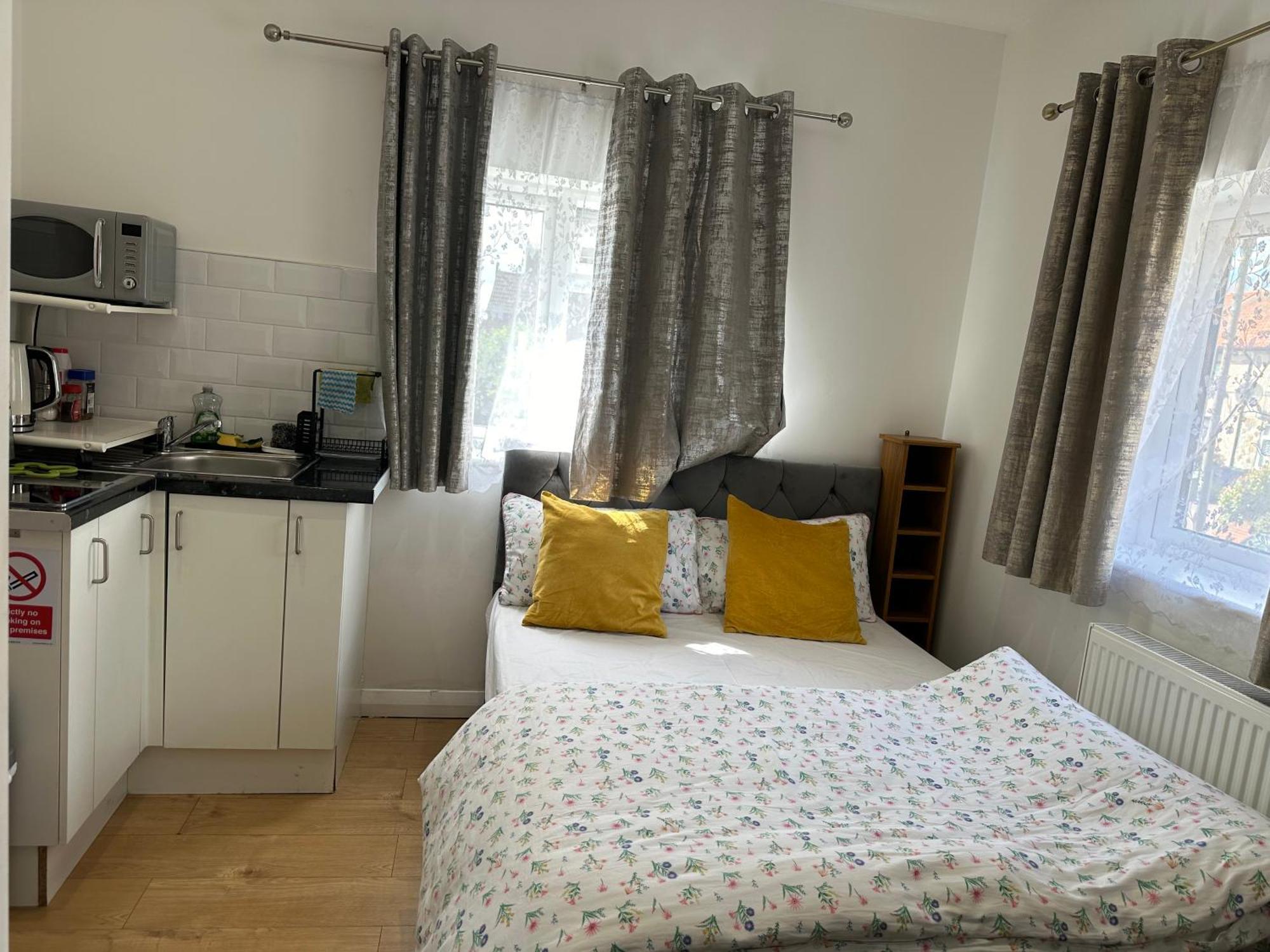 3Rd Studio Flat With Private Toilet And Bathroom Setup For Family Enjoyment 134 Keedonwood Road Bromley Bagian luar foto