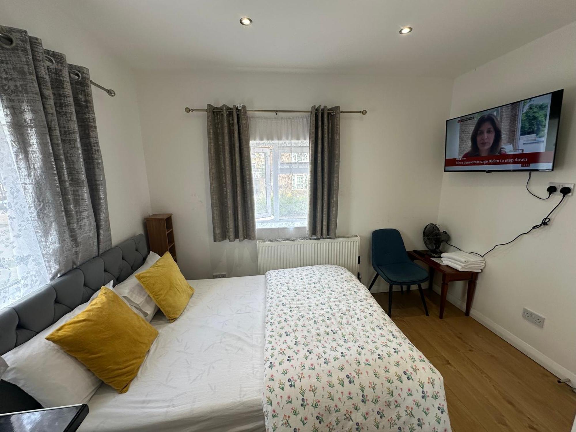 3Rd Studio Flat With Private Toilet And Bathroom Setup For Family Enjoyment 134 Keedonwood Road Bromley Bagian luar foto