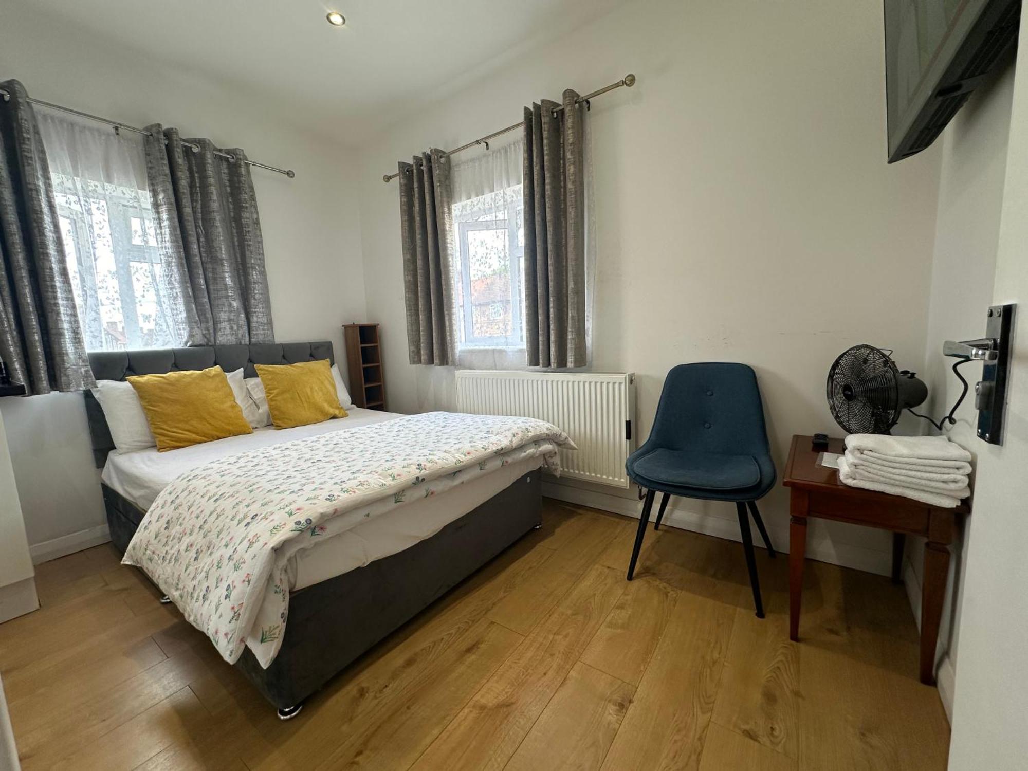 3Rd Studio Flat With Private Toilet And Bathroom Setup For Family Enjoyment 134 Keedonwood Road Bromley Bagian luar foto