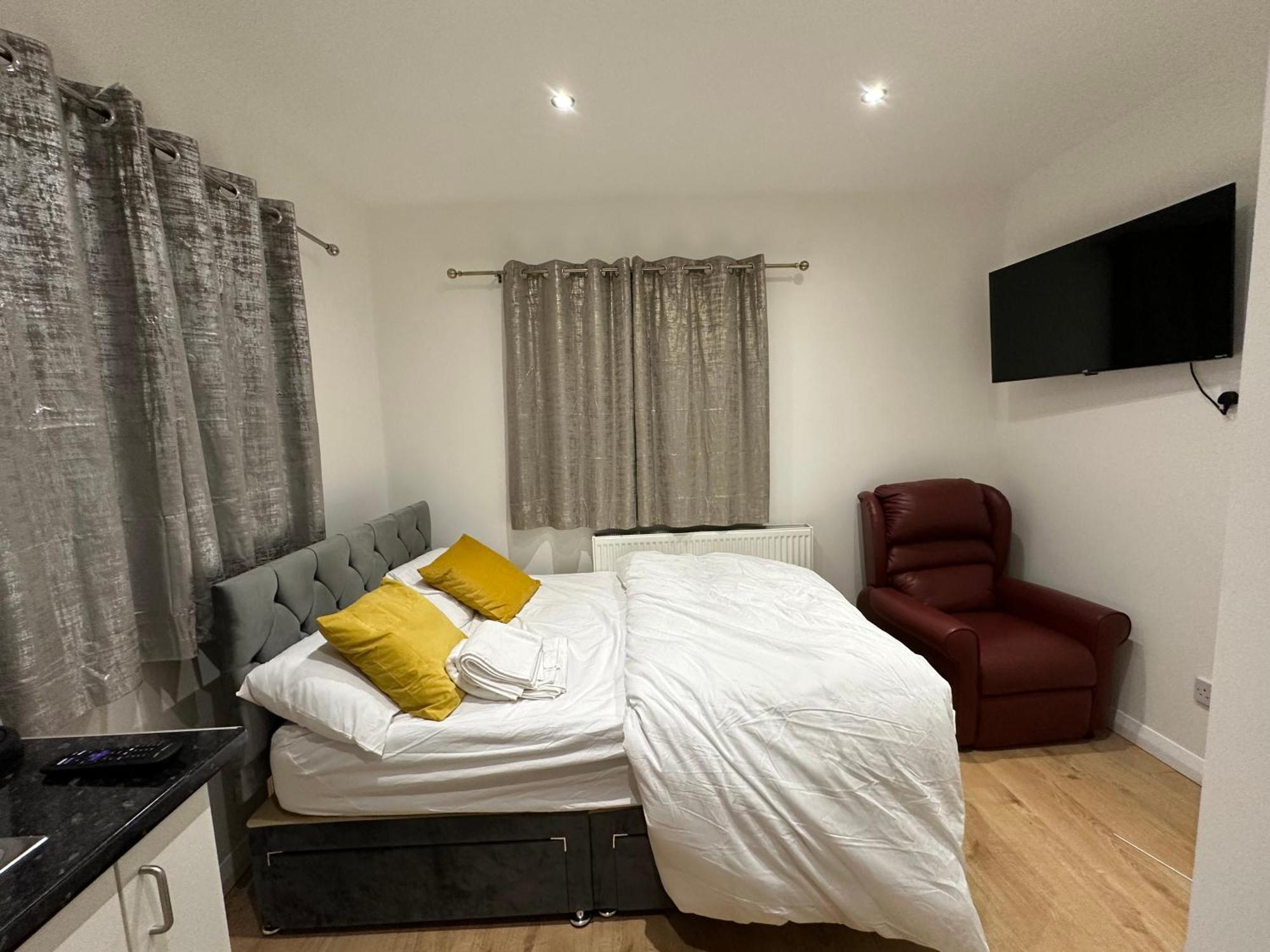 3Rd Studio Flat With Private Toilet And Bathroom Setup For Family Enjoyment 134 Keedonwood Road Bromley Bagian luar foto